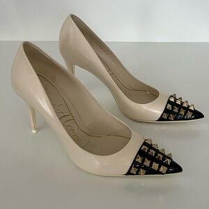 Valentino Garavani Rockstud Alcove Pump in Ecru & Black Patent Leather Size 36.5